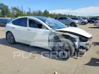 2023 Tesla Model 3 фото