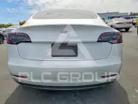 2023 Tesla Model 3 фото