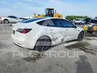 2023 Tesla Model 3 фото