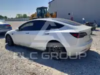 2023 Tesla Model 3 фото