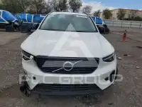 2024 Volvo XC40 фото