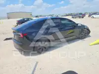 2024 Tesla Model 3 фото