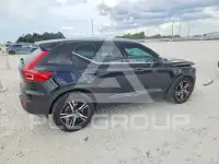 2025 Volvo XC40 фото