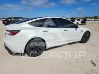 2025 Tesla Model 3 фото