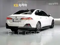 2024 BMW 523