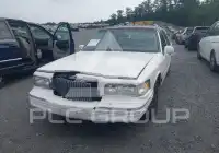 1996 Lincoln Town photo