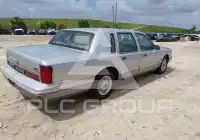 1997 Lincoln Town фото
