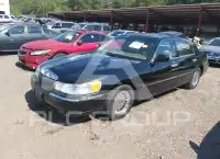 2000 Lincoln Town photo