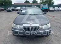 2000 Lincoln Town фото