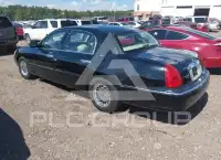 2000 Lincoln Town photo
