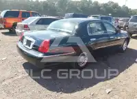 2000 Lincoln Town photo