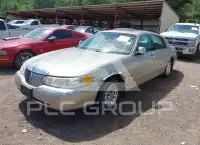 2000 Lincoln Town photo