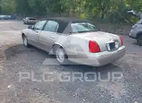 2002 Lincoln Town photo