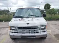2002 Ford E-150 фото