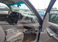 2003 Chevrolet Suburan photo