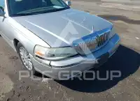 2003 Lincoln Town photo