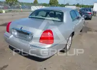 2003 Lincoln Town photo