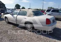 2003 Lincoln Town photo