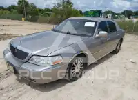 2003 Lincoln Town photo