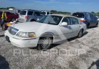 2003 Lincoln Town photo