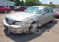 2003 Lincoln Town photo