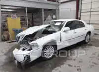 2003 Lincoln Town photo