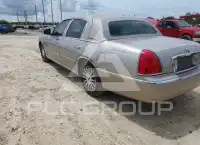 2003 Lincoln Town photo