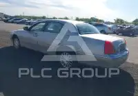2003 Lincoln Town photo