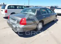 2003 Lincoln Town фото