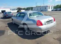 2003 Lincoln Town photo