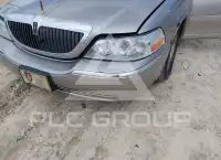 2003 Lincoln Town photo