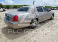 2003 Lincoln Town photo