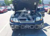 2004 Mitsubishi MONTERO photo