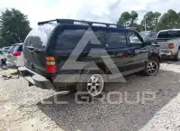 2004 Chevrolet Suburan photo