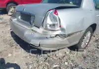 2004 Lincoln Town photo