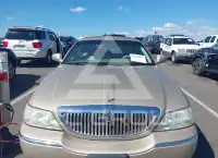 2004 Lincoln Town photo