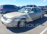 2004 Lincoln Town photo