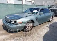 2004 Lincoln Town photo