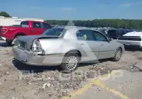 2004 Lincoln Town photo