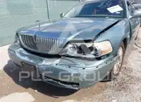 2004 Lincoln Town photo