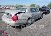 2004 Lincoln Town photo