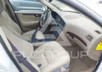 2004 Volvo V70 photo