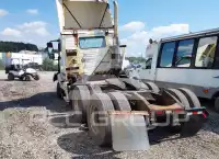 2004 Volvo VNL photo