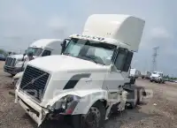 2004 Volvo VNL photo