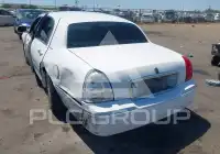2005 Lincoln Town photo