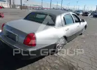 2005 Lincoln Town фото