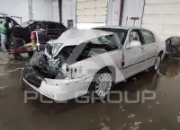 2005 Lincoln Town photo