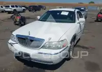 2005 Lincoln Town photo