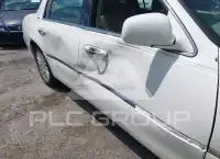 2005 Lincoln Town photo