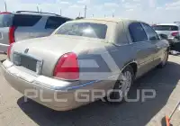 2005 Lincoln Town photo